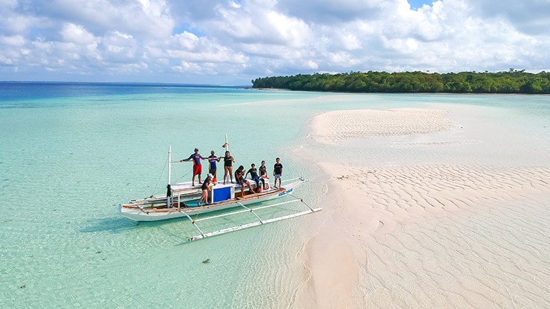 02 Exotic-men-Philippines-philippinen-beach-men-on-longtail-boat