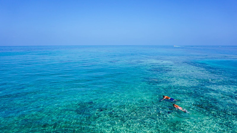 04 Exotic-men-bora-bora-beach-swimming-in-turqouise-water