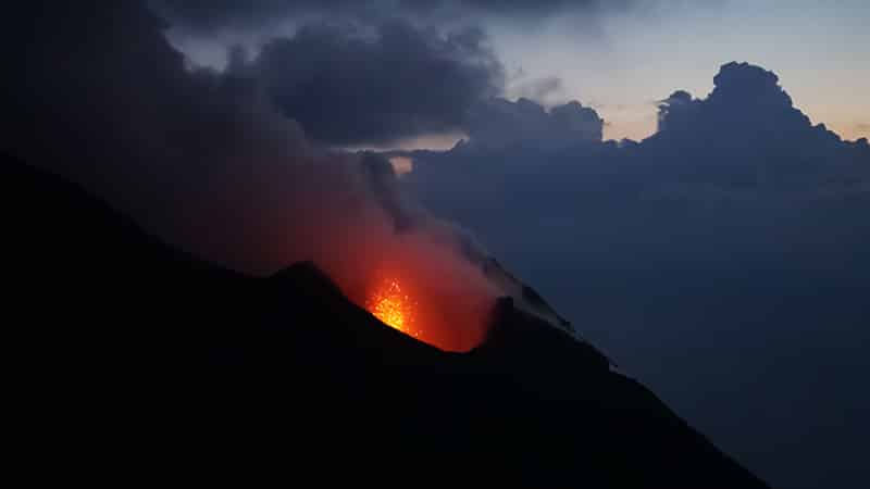 04 Wildlife-men-iceland-island-volcano-lava-vulkan