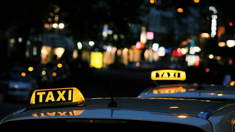 07 Day-and-night-men-travel-budapest-taxi