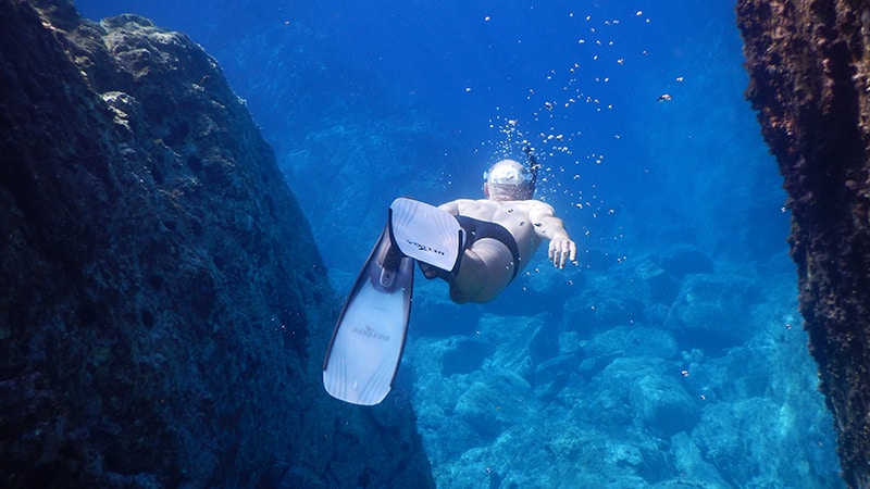 07 Exotic-men-bora-bora-beach-man-diving-in-clear-water